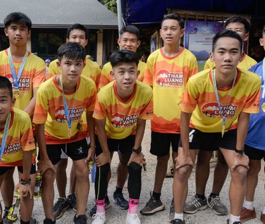 Đội bóng nhí Thái Lan chạy marathon kỷ niệm một năm ngày mắc kẹt trong hang