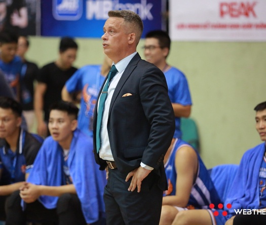 Không chỉ bị cấm chỉ đạo, HLV Todd Purves còn không được đến sân Bách Khoa