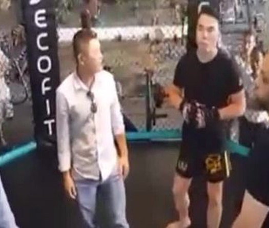 Flores lại tiếp tục chiến thắng trên võ đài phủi