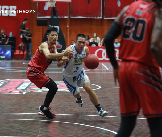 Michael Soy ném cháy rổ Tây Hồ, Hochiminh City Wings trở lại ngôi đầu VBA