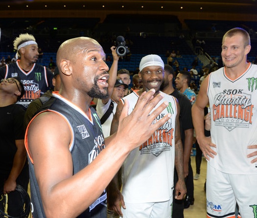 Floyd Mayweather bất bại trên sàn Boxing nhưng 'no hành' trên sân bóng rổ