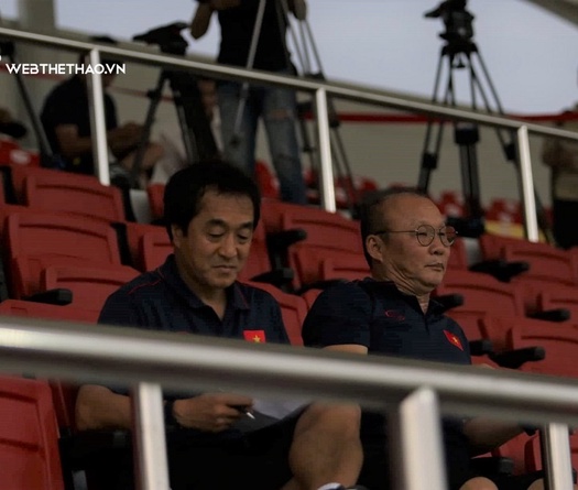 Thầy Park không trực tiếp chỉ đạo U22 Việt Nam, ngồi đăm chiêu trên khán đài