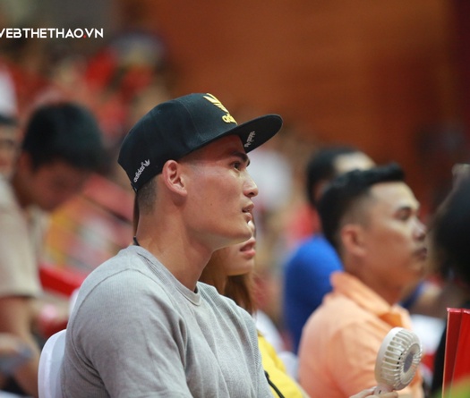 Quách Công Lịch cổ vũ Thang Long Warriors, ấn tượng với Thành Đạt