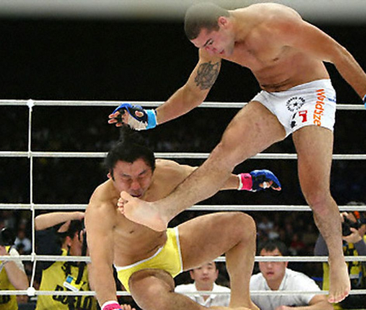 Những lỗi và tiểu xảo bị cấm trong MMA: Lỗi Soccer kick vào đầu (phần 2)