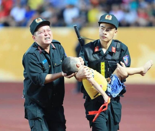 Thót tim giải cứu CĐV nhí nuốt lưỡi ở sân Thiên Trường