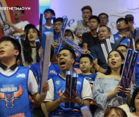 Fan Hanoi Buffaloes vỡ òa sau chiến thắng kịch tính trước Saigon Heat