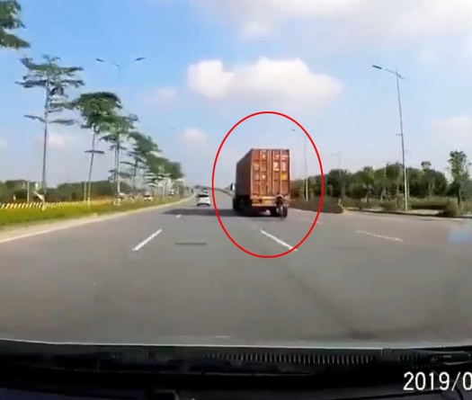 Cua-rơ đạp xe bám đuôi xe container kiểu “tự sát” tại Hà Nội