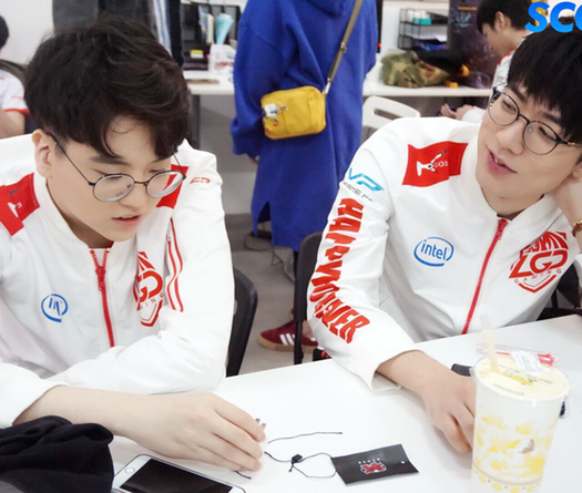 Thắng kịch tính JD Gaming, LGD gần như chắc suất trụ hạng