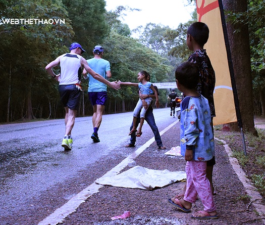 Khmer Empire Marathon 2019: Runners ấm lòng với biệt đội high five nhí siêu dễ thương