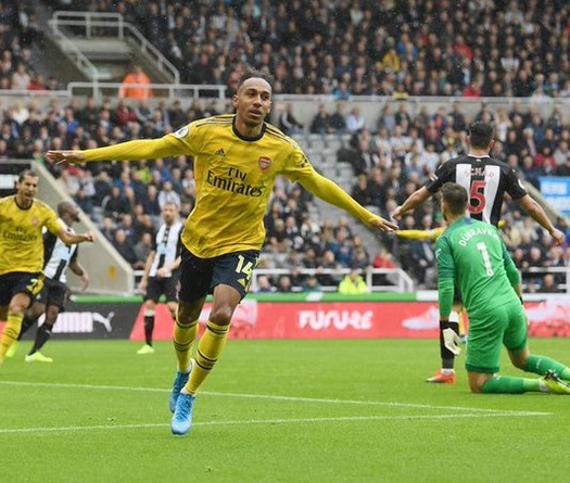 Aubameyang bỏ xa các huyền thoại Arsenal trong ngày cán mốc 50 trận
