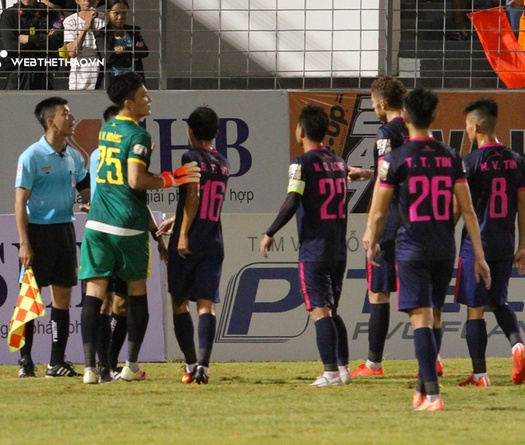 Cầu thủ Sài Gòn nổi cáu trọng tài vì bị mất oan bàn thắng?