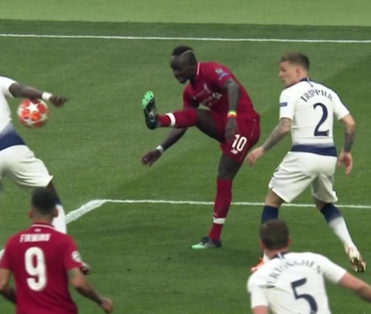 Công nghệ VAR: Liverpool hưởng phạt đền ở CK Champions League là chính xác