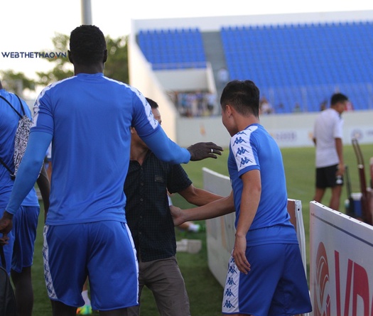 Pape Omar đóng vai “vệ sĩ”, giải vây cho Quang Hải trước NHM Đà Nẵng