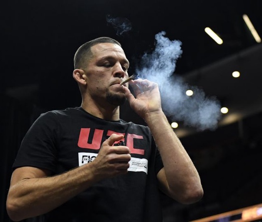 Nate Diaz "khởi động" open workout với cần sa