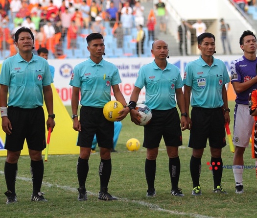 Trọng tài V.League 2019 đã đua nhau mắc sai lầm nghiêm trọng thế này đây