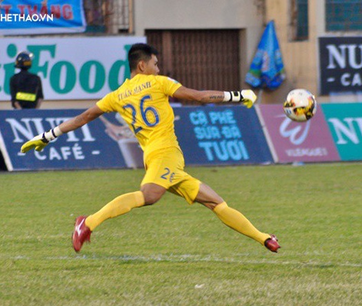 Thủ môn Khánh Hòa ném bóng cho đối phương ghi bàn, HAGL “mở cờ trong bụng”