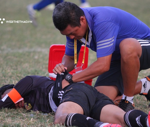 Kỳ lạ: HLV đội Huế "đội lốt" chăm sóc viên