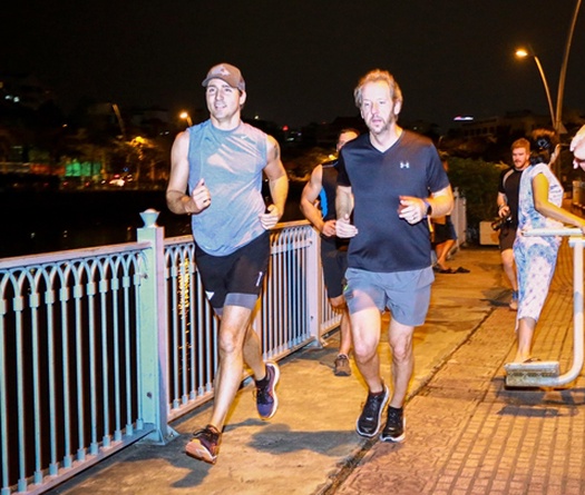 Thủ tướng Canada “gây bão” khi chạy bên lề Hội nghị G7 ở Pháp