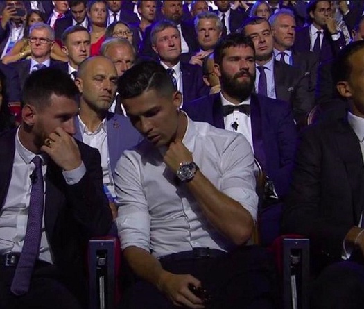 Messi và Ronaldo nói gì với nhau trong lễ trao giải của UEFA?