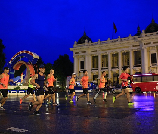 Cung đường chạy đẹp độc lạ của VPBank Hanoi Marathon 2019 mờ ảo trong đêm