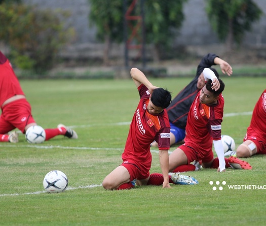 Công Phượng “nhảy múa” ngộ nghĩnh trên sân tập cùng ĐT Việt Nam