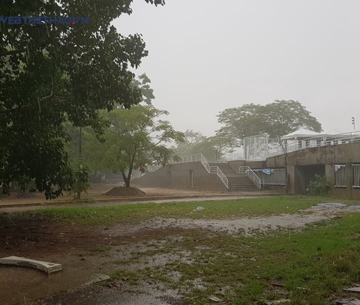 Mưa to gió lớn trước trận Thái Lan vs Việt Nam