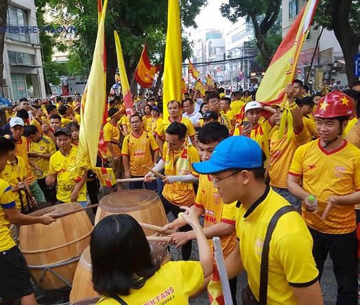 CĐV Nam Định đại náo Hàng Đẫy trước giờ bóng lăn