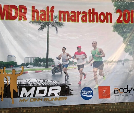 Rộn ràng giải chạy bán marathon ngay trong đêm Trung thu ở Hà Nội