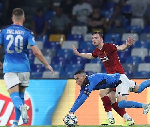 Trọng tài Mark Clattenburg nói gì về tình huống Liverpool chịu phạt đền trước Napoli?