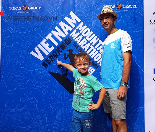 Những vận động viên đầu tiên chạm tay vào racekit Vietnam Mountain Marathon 2019