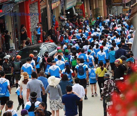 “Biển người xanh” VĐV Vietnam Mountain Marathon 2019 khiến thị trấn Sa Pa náo nhiệt
