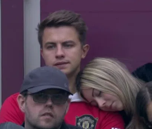 MU đá tẻ nhạt đến mức CĐV... ngủ say trên khán đài