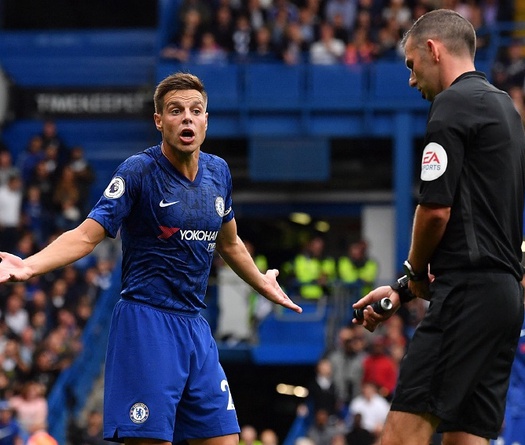 CĐV Chelsea phản ứng đau khổ về bàn thắng bị VAR từ chối trước Liverpool