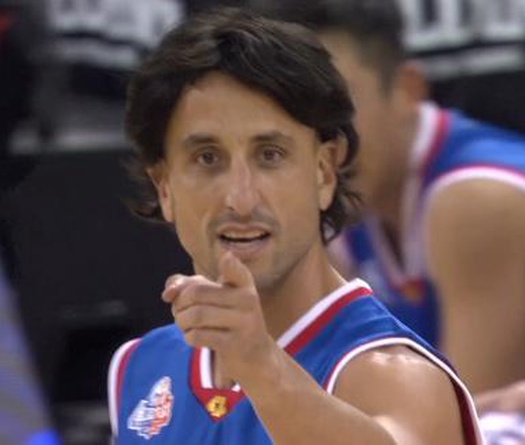 Manu Ginobili đội tóc giả chạm trán với Tony Parker