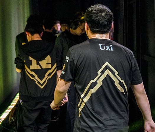 Đội tuyển CKTG 2019: Royal Never Give Up - Hoàng gia gặp khốn