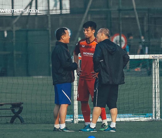 Bùi Tiến Dũng bị thầy Park gọi riêng nhắc nhở