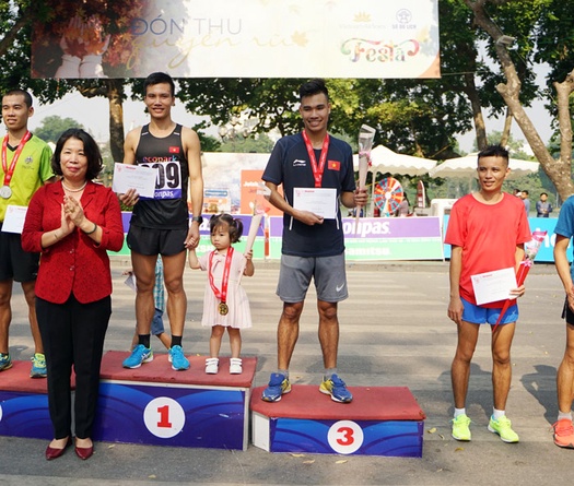 Đỗ Quốc Luật, Phạm Thị Huệ vô địch Chung kết Giải chạy Báo Hànộimới 2019