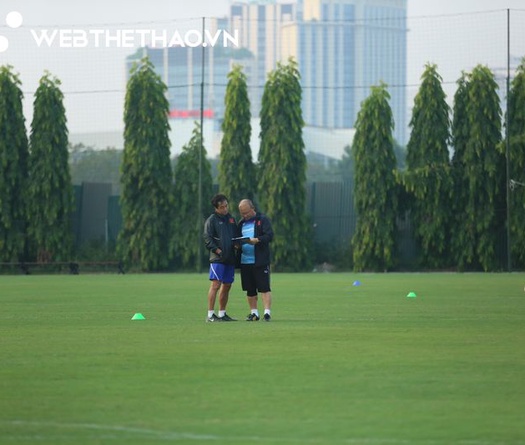Thầy Park cùng trợ lý nghiền ngẫm chiến thuật cho ĐT Việt Nam