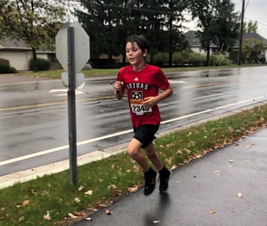 Cậu bé 9 tuổi vô địch 10km vì chạy nhầm đường dù đăng ký 5km