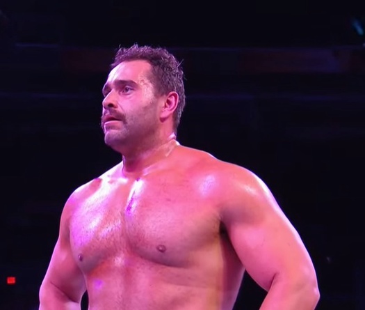 Hy sinh vì sự nghiệp, đô vật nhìn vợ "khóa môi" đối thủ