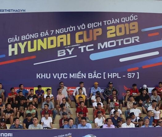 CĐV phủ kín sân tại giải bóng đá phong trào bậc nhất Hà Nội