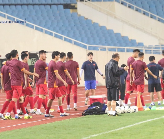 30 phút cầu nguyện, thở dài, liên tục nhìn đồng hồ của thầy Park