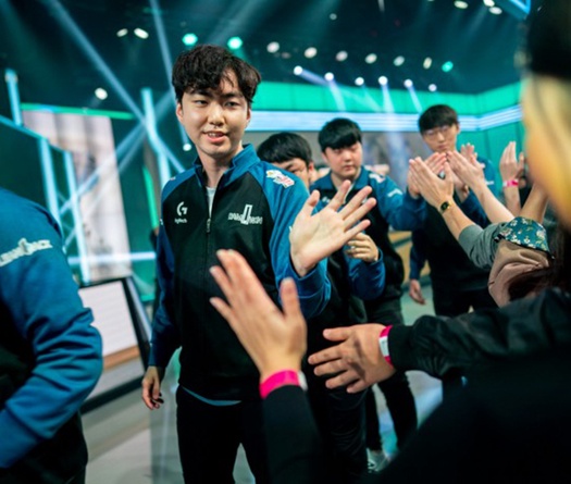 Cục diện bảng D CKTG sau giai đoạn lượt đi: Cuộc đua tam mã!