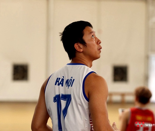 Tạm chia tay đội tuyển, HLV Vinh "Tẩm" trở về Hà Nội đón tin vui