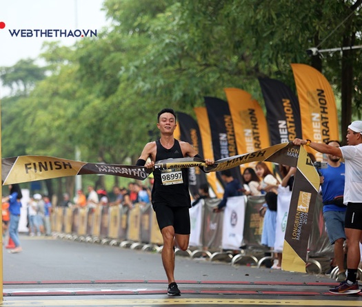 Đáng yêu khoảnh khắc “cựu vương” căng dây đích đón tân vô địch Longbien Marathon 2019