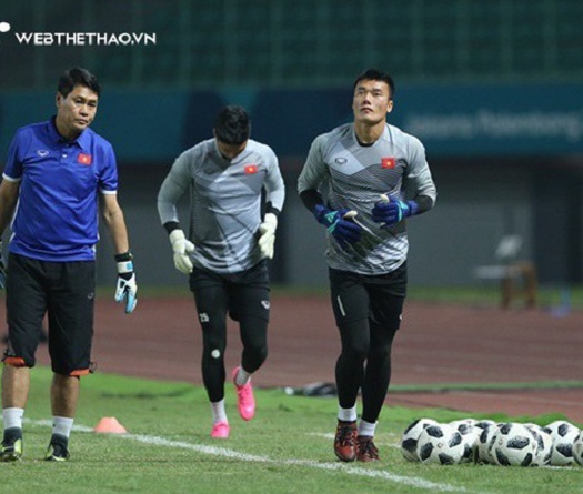 Bùi Tiến Dũng hội quân cùng U22 Việt Nam…ở phòng tập gym