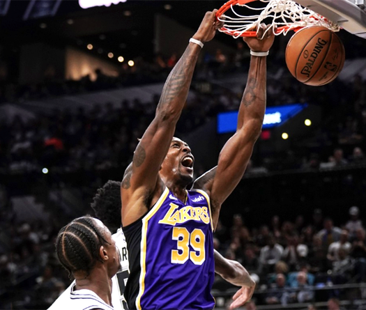 LeBron James đạt triple-double, nhưng Dwight Howard mới là ngôi sao sáng của LA Lakers