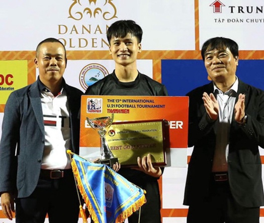 Thủ môn U21 Việt Nam Dương Tùng Lâm gây ấn tượng mạnh với HLV Park Hang Seo