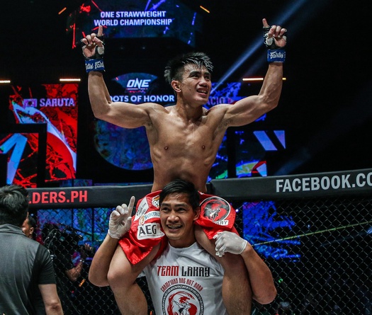 Joshua Pacio và hành trình đặc biệt bên gia đình để trở thành nhà vô địch