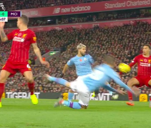 Vì sao Man City không có penalty khi cầu thủ Liverpool chạm tay vào bóng?